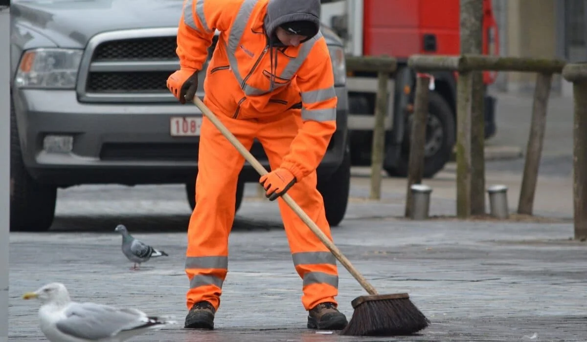Казахстанцу назначили общественные работы за долг по алиментам 1,4 млн тенге