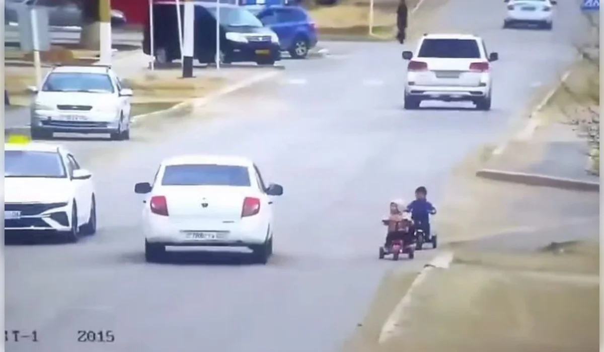 Два малыша катались на дороге и едва не попали под машины в Атырауской области (ВИДЕО)