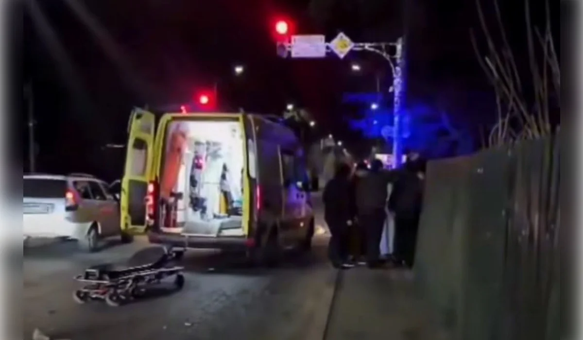 Отбросило за забор: Toyota Camry на скорости снесла мопед с подростками в Талдыкоргане (ВИДЕО)