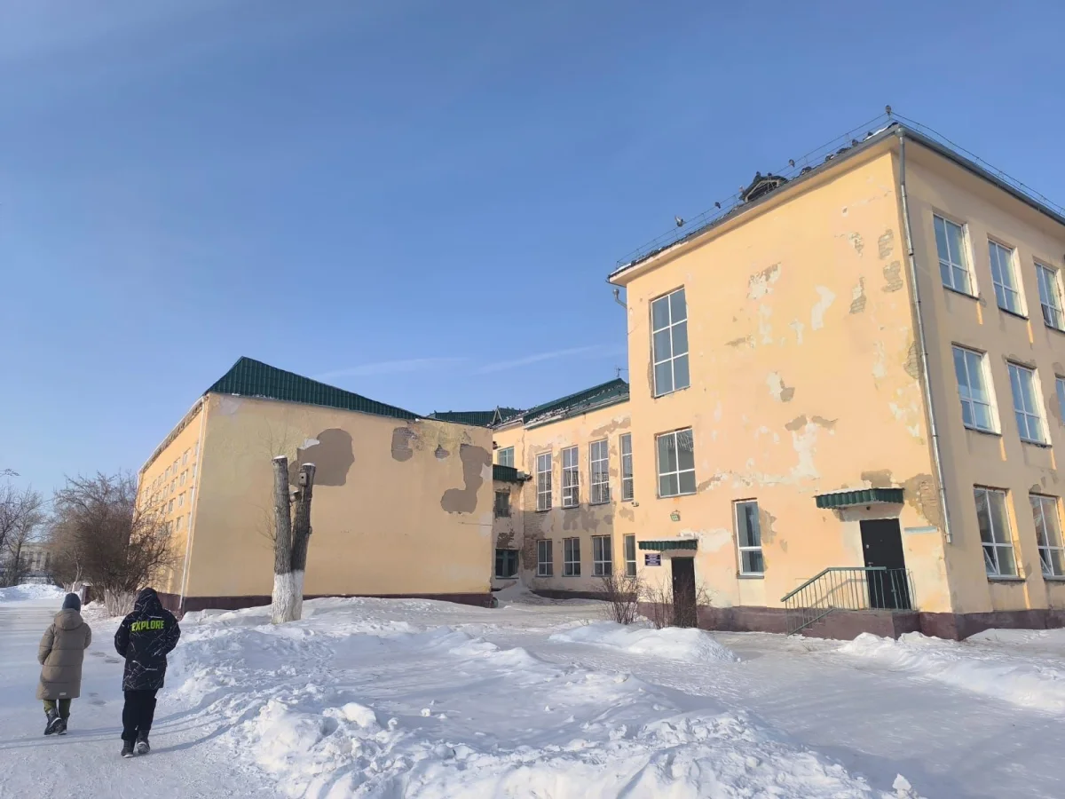 «Выбегали в панике»: в селе близ Астаны дети учатся в школе с трещинами, аварийной проводкой и туалетами без дверей