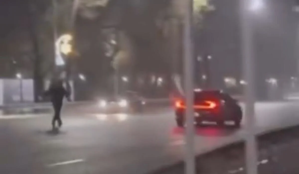 Выбежал из движущегося авто: в Алматы мужчина снимал опасное видео на дороге