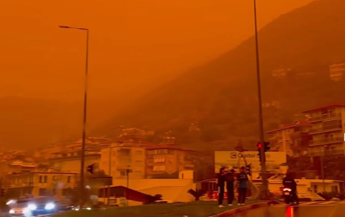 Небо над Антальей внезапно стало оранжевым (ВИДЕО)
