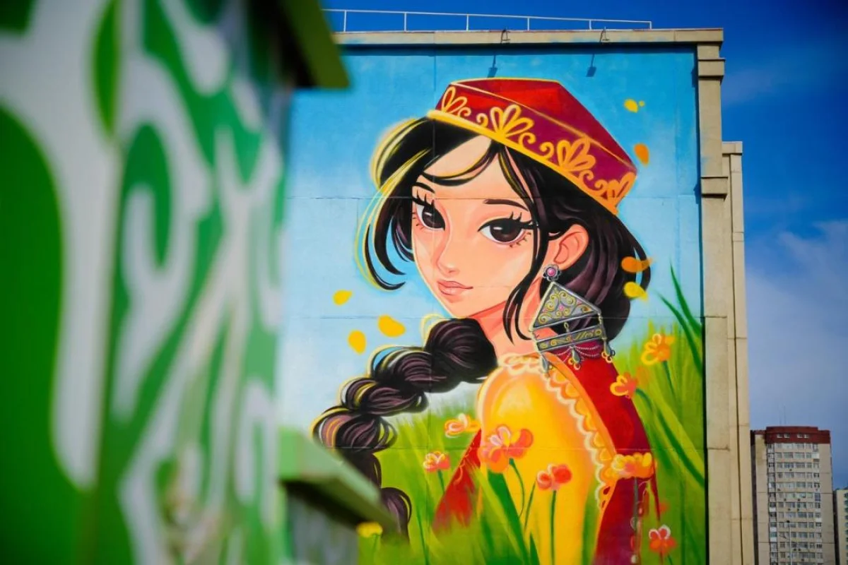 Весна на стене: в Астане появился мурал о красоте и обновлении