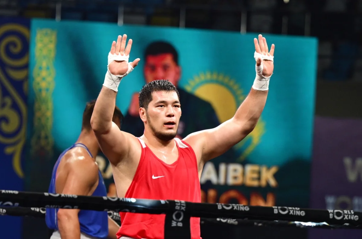 Четверо казахстанцев пробились в полуфиналы ЧА по боксу