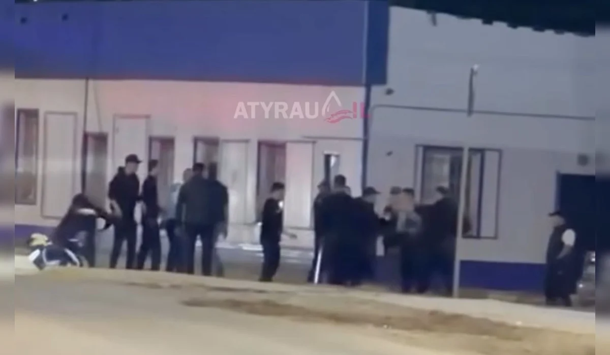 Группа молодых людей избила полицейских в Атырауской области (ВИДЕО)