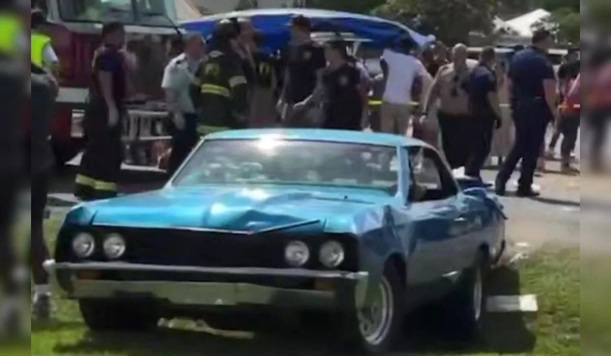 Автомобиль врезался в толпу на параде в США (ВИДЕО)