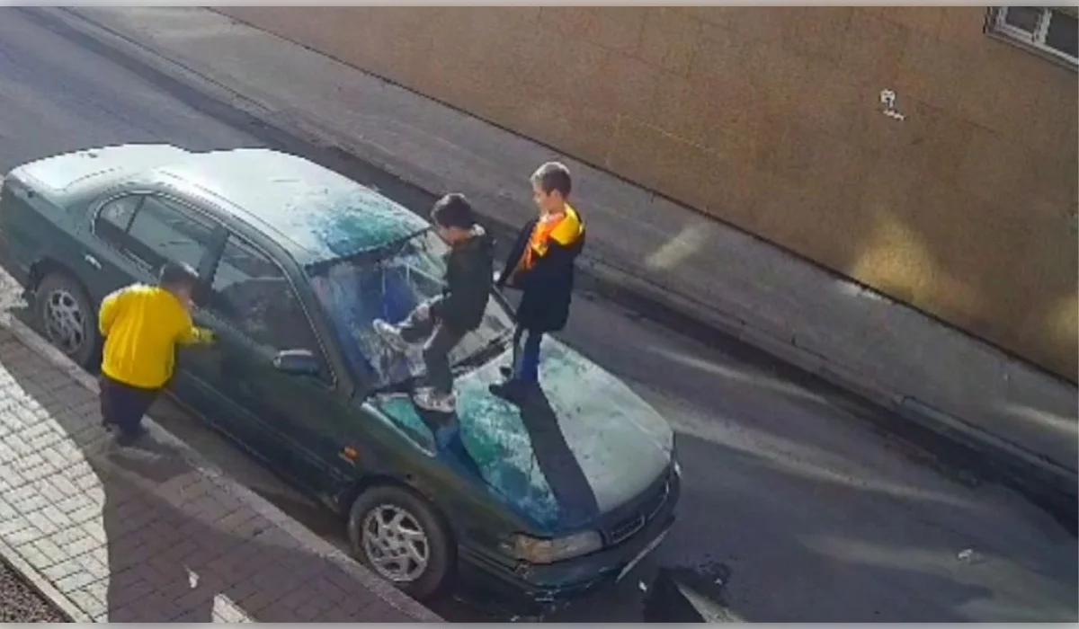 Лобовое вдребезги: дети разбили чужую машину в Астане