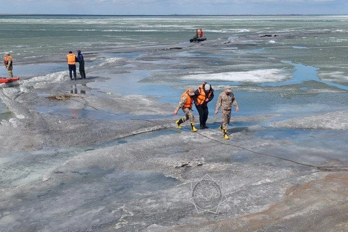 Рыбаков в лодке зажало льдинами на озере в Павлодарской области