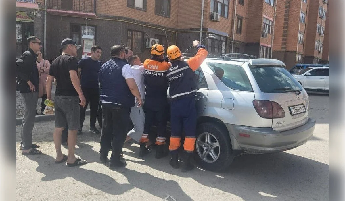 Спасатели вызволили малыша из запертой машины в Кызылорде