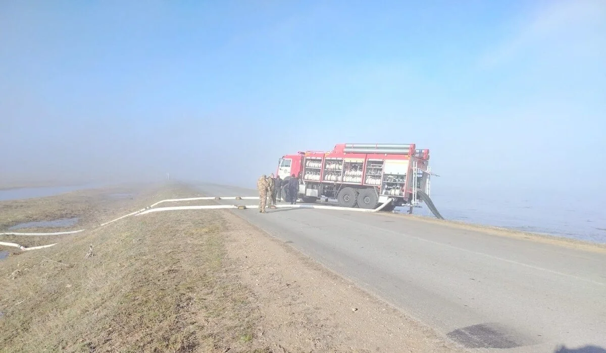 Прорыв плотины в Акмолинской области: талые воды перенаправляют в степь