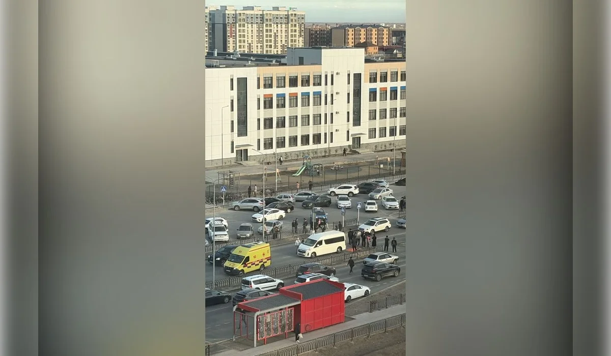 Семилетняя девочка погибла под колесами машины у школы в Атырау