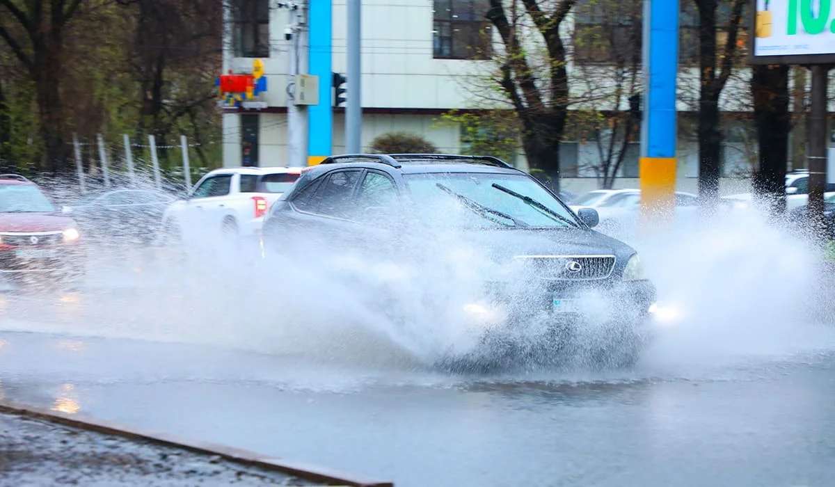 Дожди, град, шквальный ветер: синоптики предупредили казахстанцев о погоде