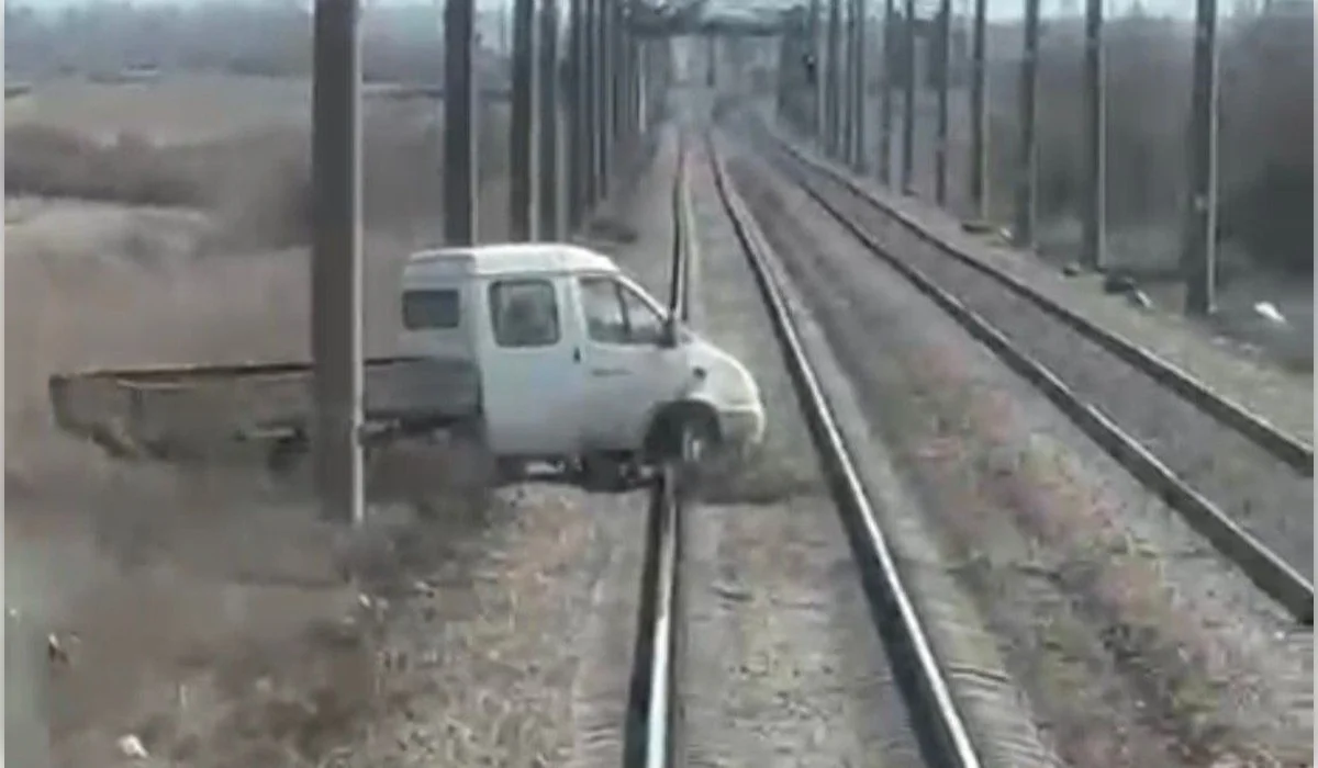 На участке Караганда – Астана поезд едва не сбил «Газель» на рельсах