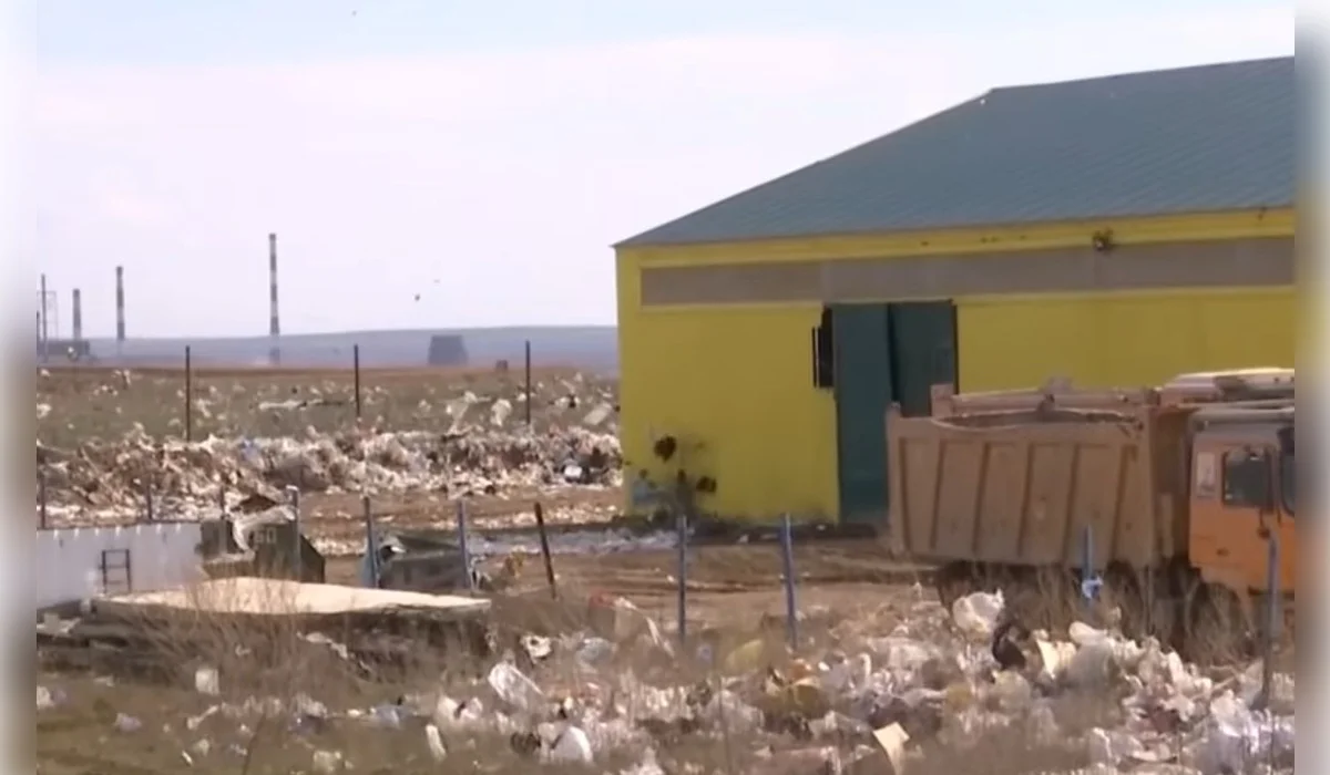 Свалка в Актобе разносит мусор по городу