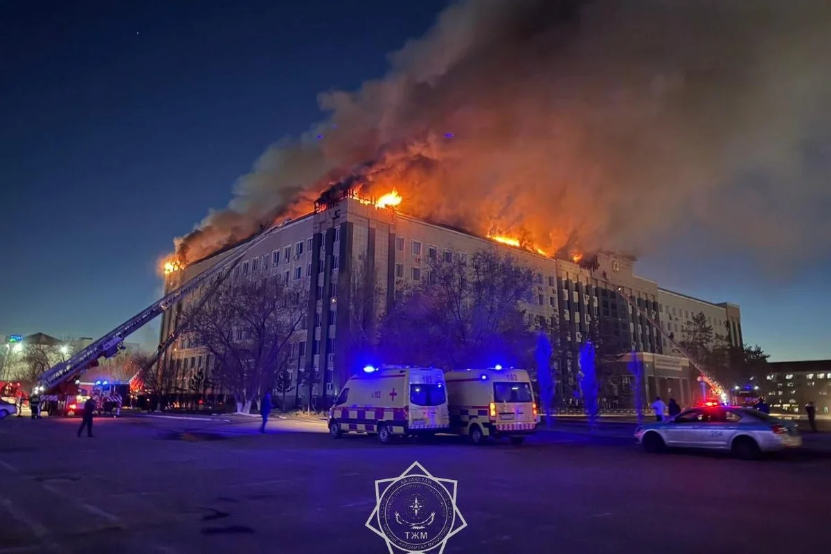 Здание облакимата горит в Актобе: пожарные продолжают тушение (ВИДЕО)