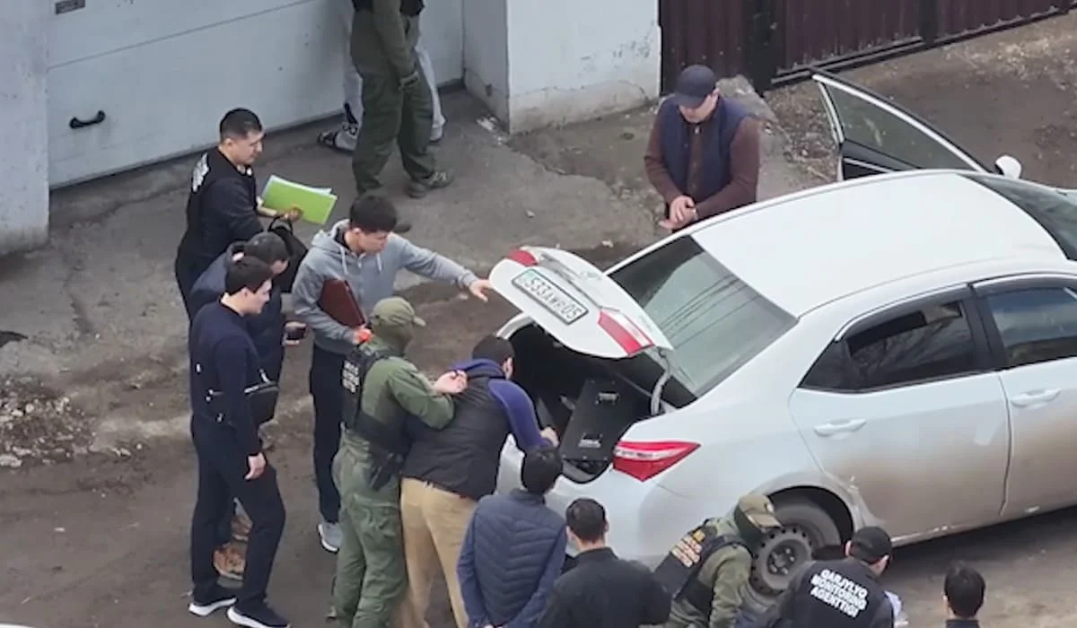 До 100 тысяч SMS в час: как мошенники «перехватывали» телефоны через спецоборудование в Казахстане (ВИДЕО)