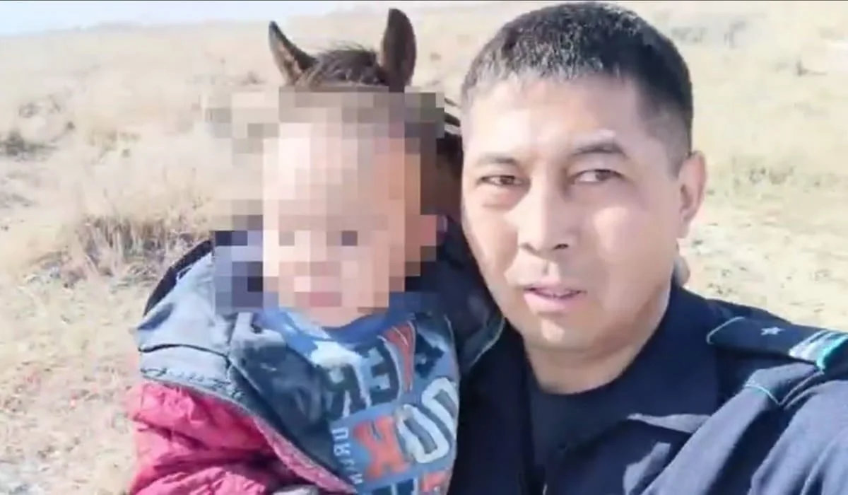 «Айналайын, кела ғой…»: полицейский на лошади нашел трехлетнего малыша в степи в области Абай (ВИДЕО)