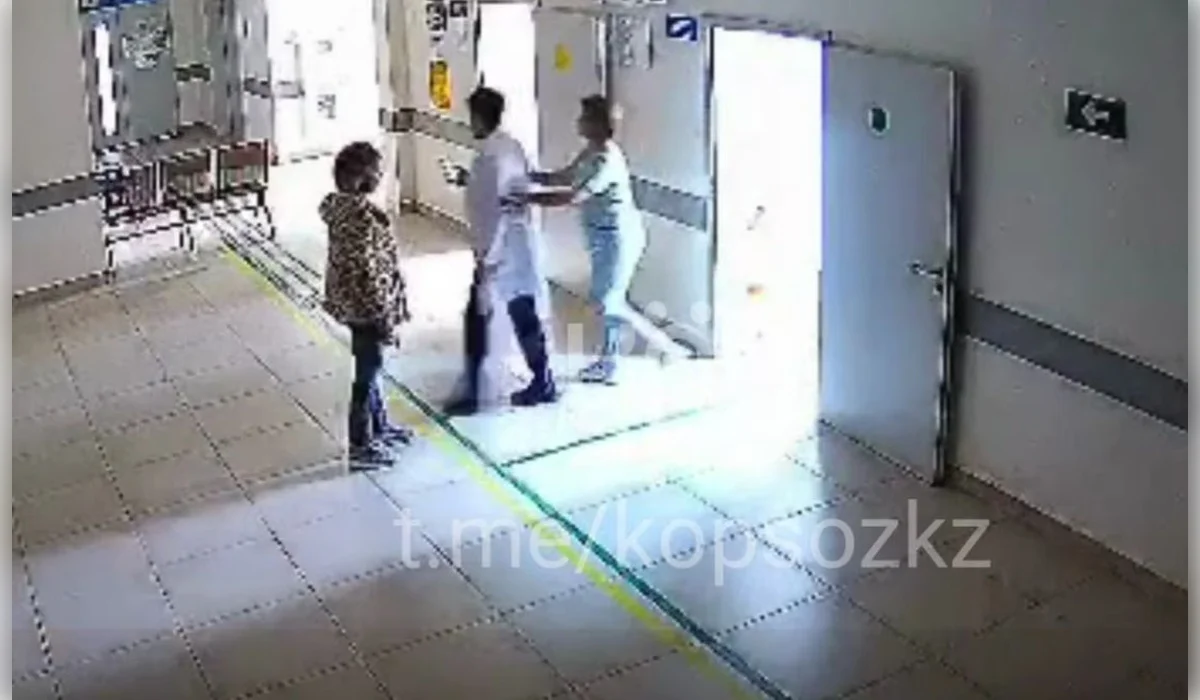 Посетитель напал на фельдшера в медцентре в Астане и скрылся (ВИДЕО)