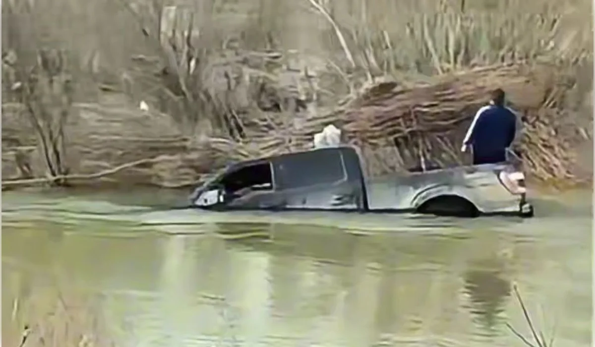 Автомобиль с водителем унесло течение реки Ишим в Акмолинской области (ВИДЕО)