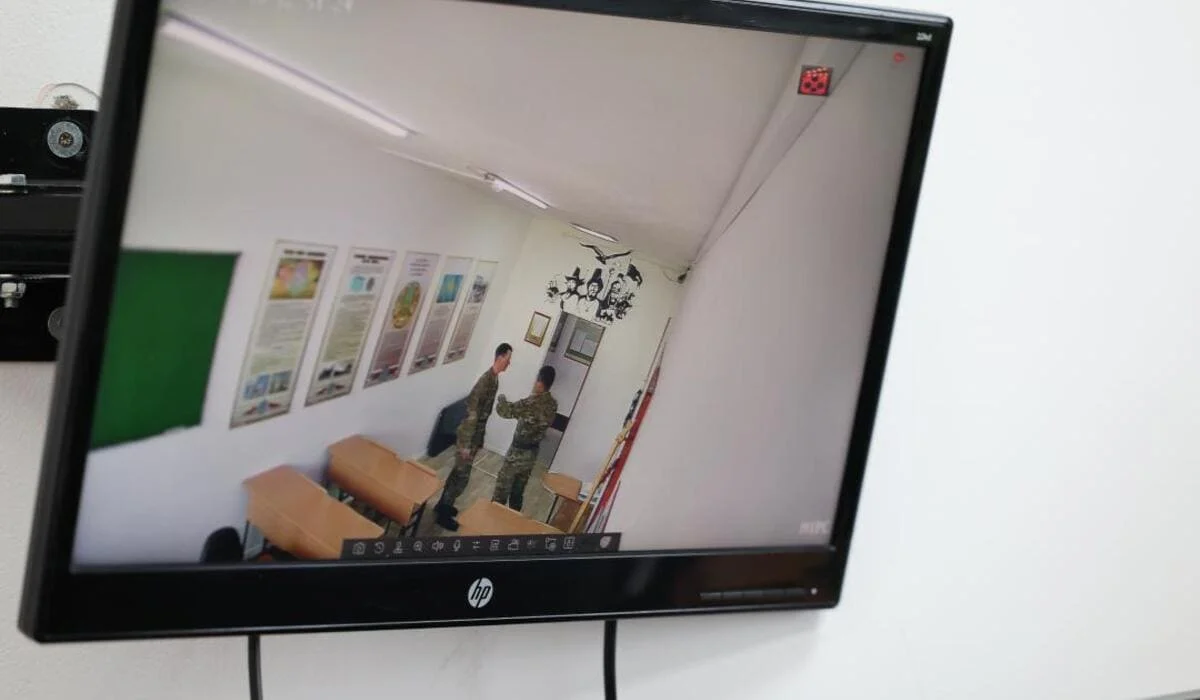 Камеры с искусственным интеллектом будут отслеживать настроение солдат в Казахстане