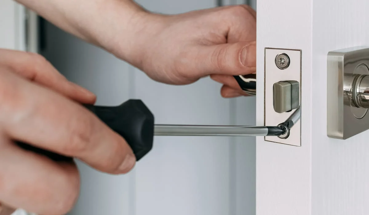 Оставил себе ключ: мастер по замкам обокрал квартиру в Жамбылской области