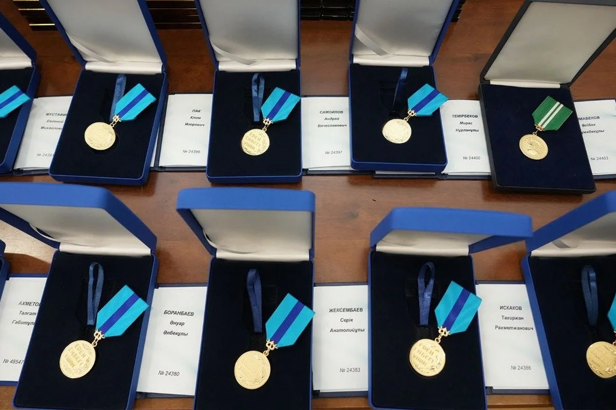 Госнаграды вручили участникам масштабной эвакуации казахстанцев с Ближнего Востока