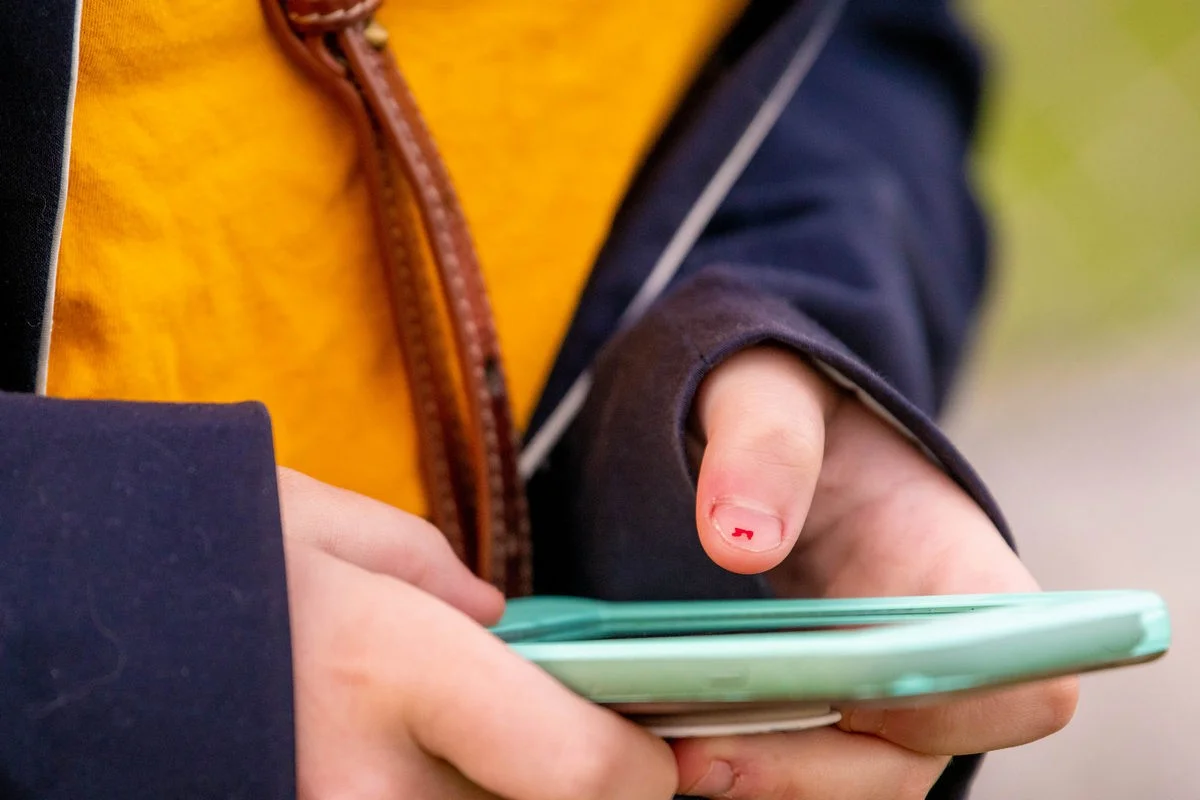 Восьмерых мужчин обвинили в насилии над школьницей в Алматинской области