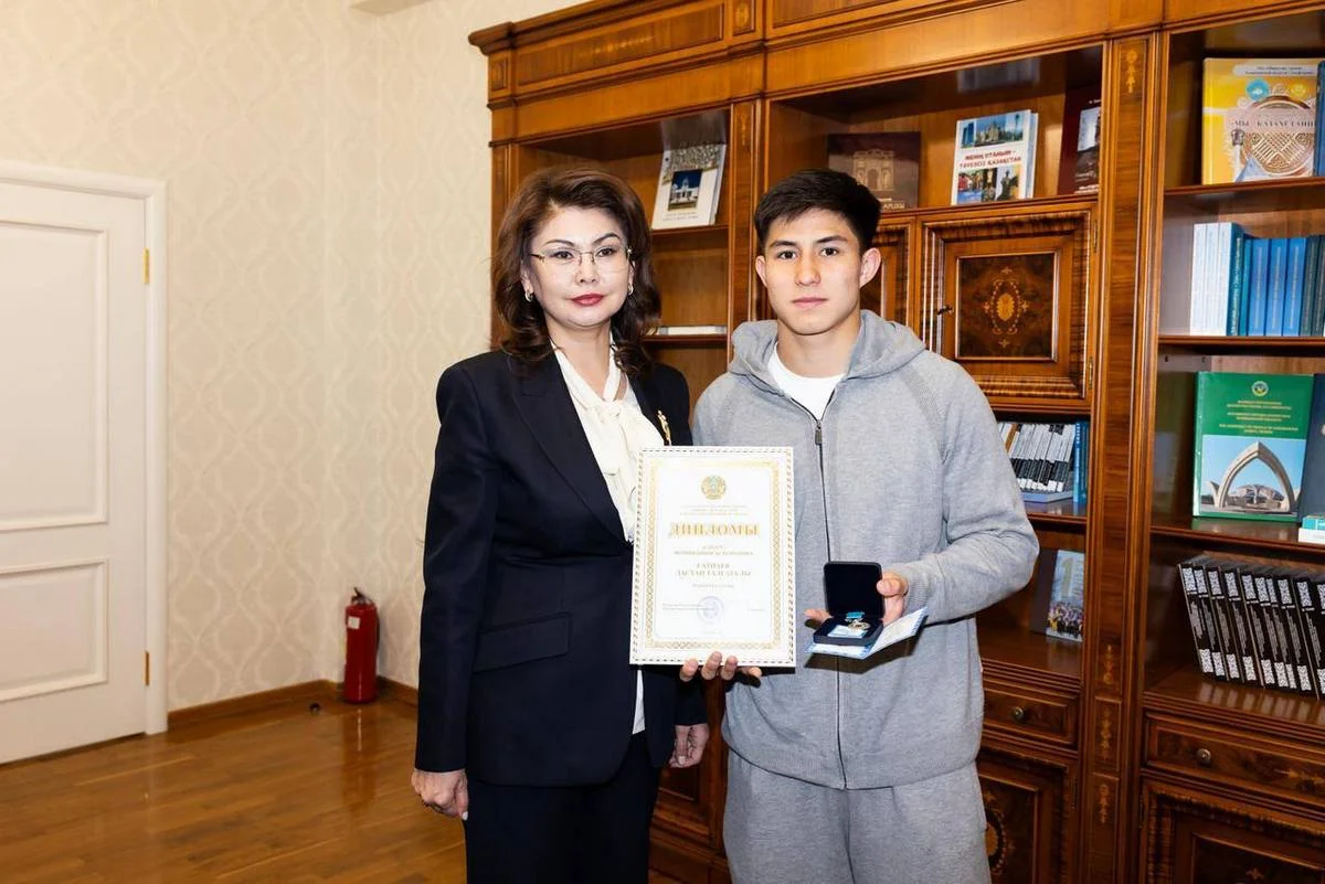 Футболисту «Кайрата» Дастану Сатпаеву вручили молодежную госпремию «Дарын»