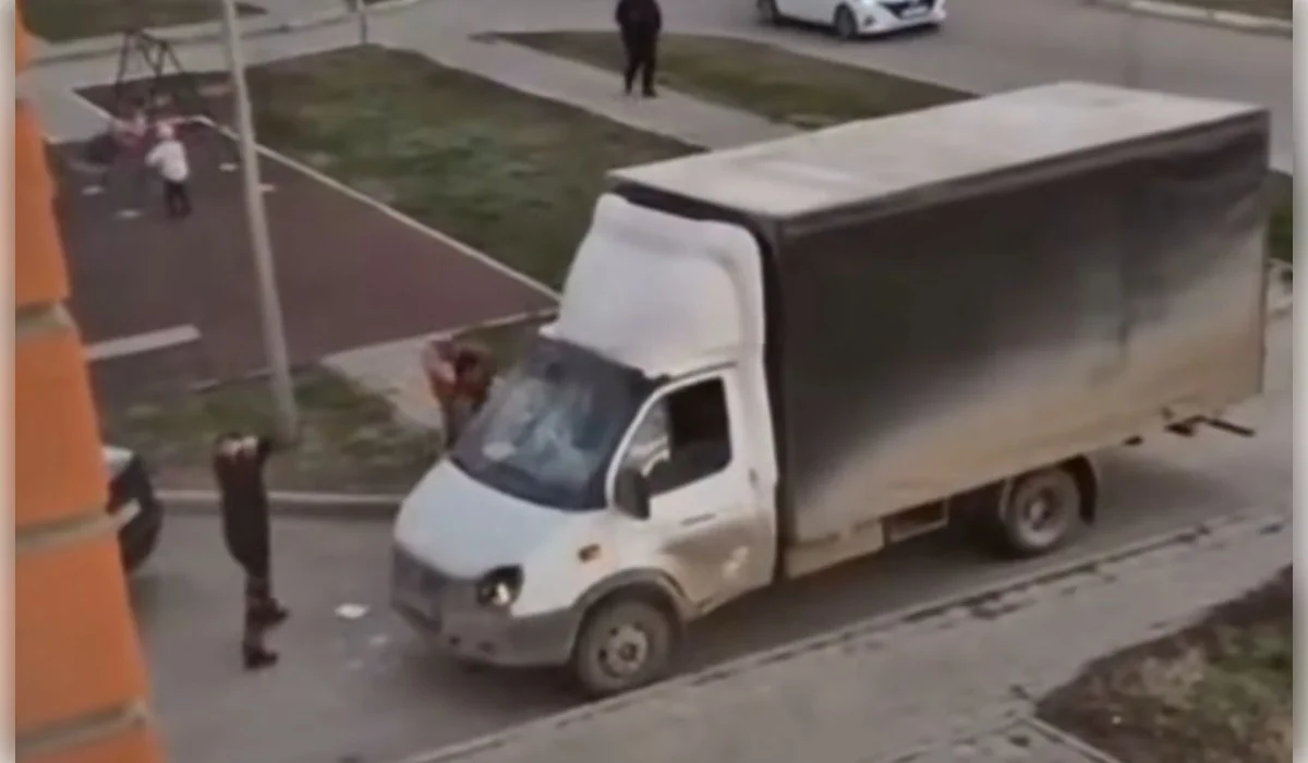 Курьеров строймагазина избили и повредили их автомобиль в Костанае (ВИДЕО)