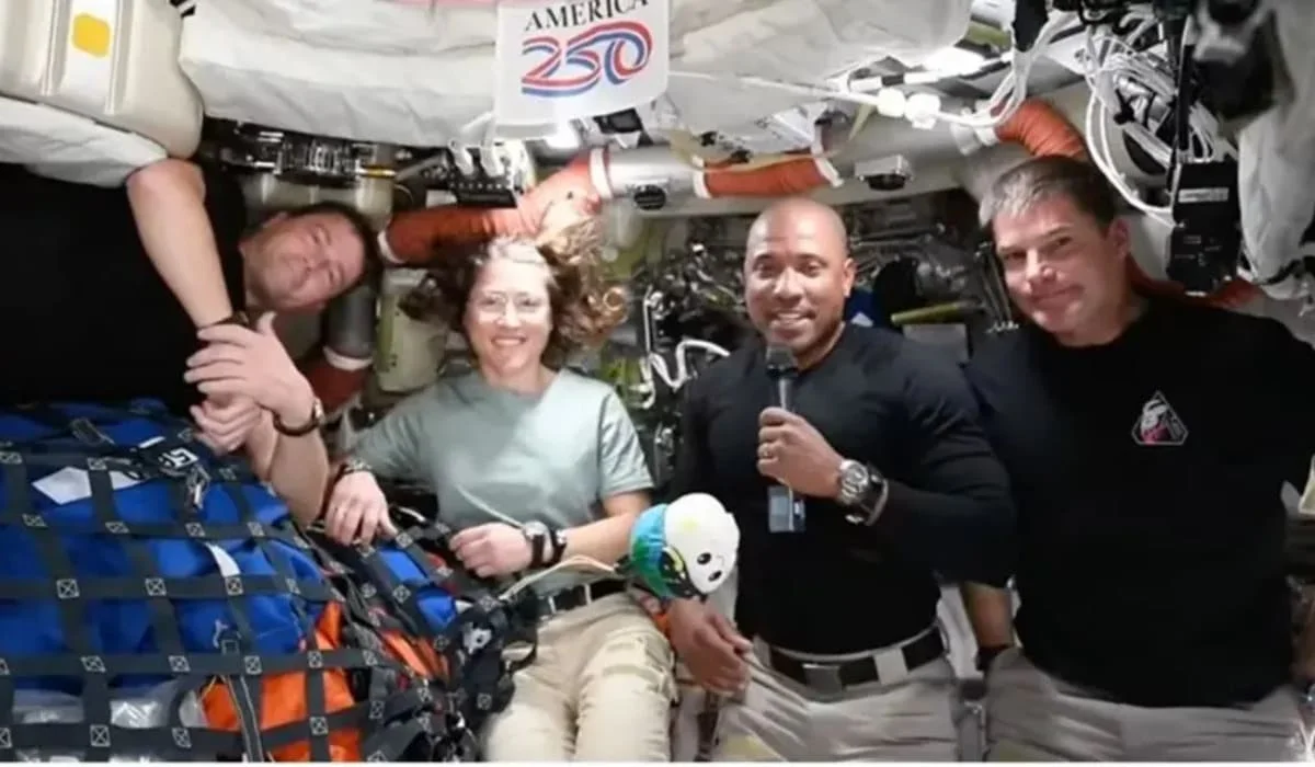 Экипаж «Артемиды» возвращается на Землю: астронавты провели пресс-конференцию в космосе