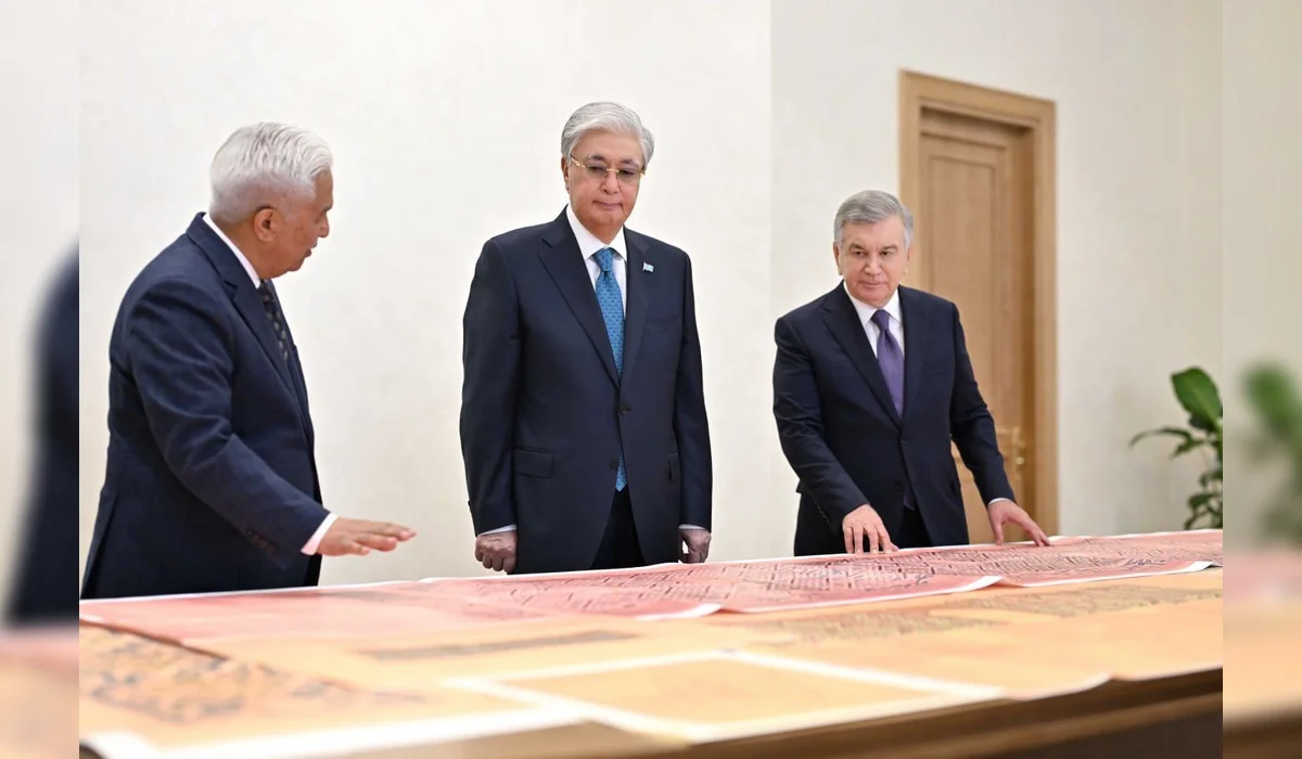 Мирзиёев передал Токаеву редкие архивные документы