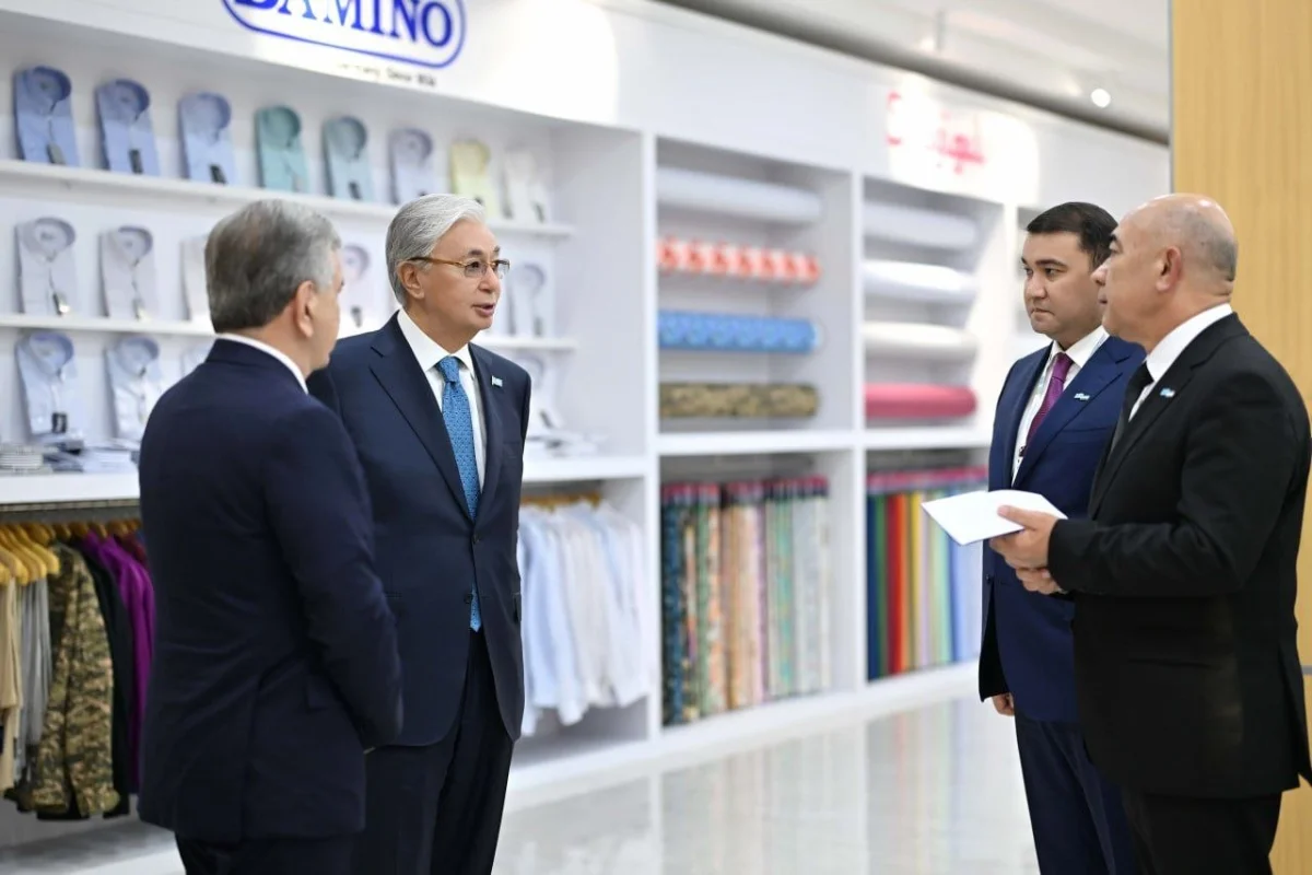 С работой текстильного кластера ознакомились Токаев и Мирзиёев