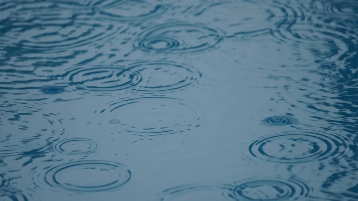 Почти весь Казахстан остается под штормовым предупреждением 12 апреля