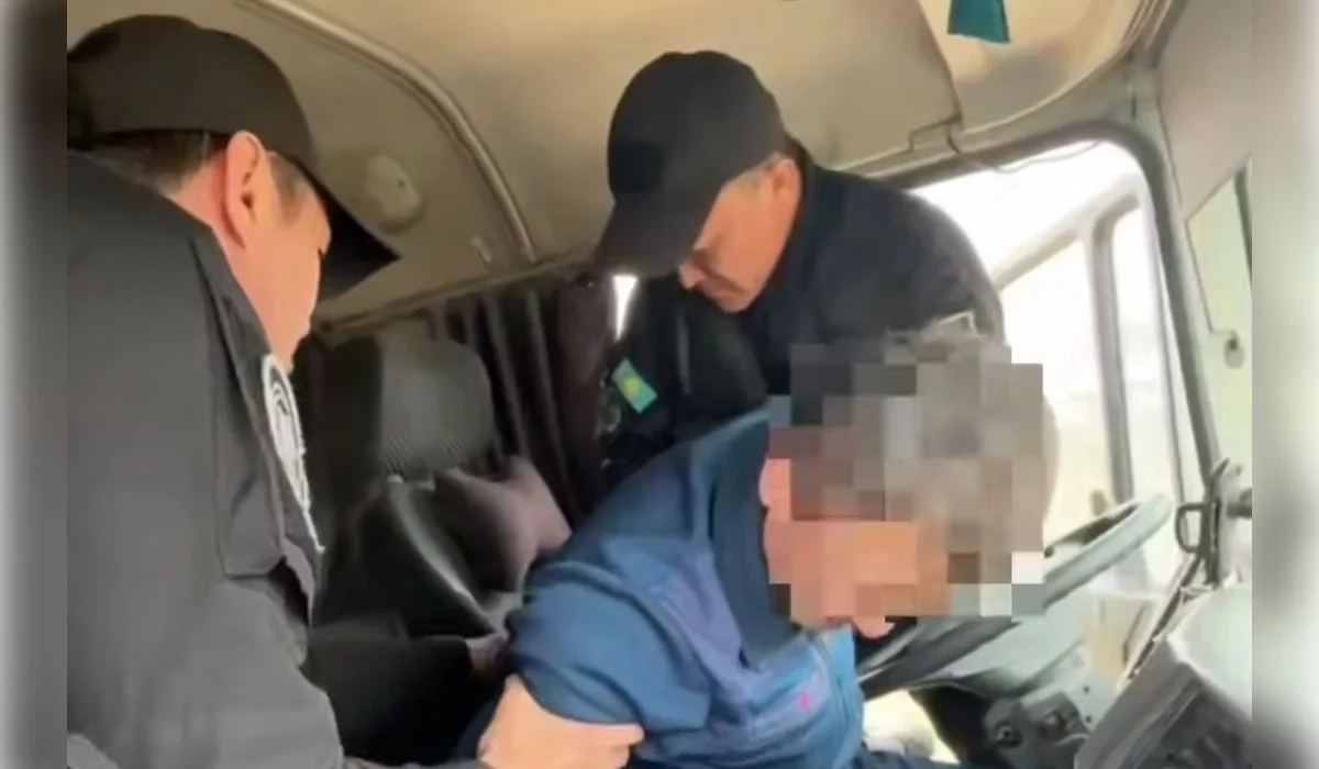 Сотрудники СОБР спасли потерявшего сознание иностранца за рулем на трассе в Атырау