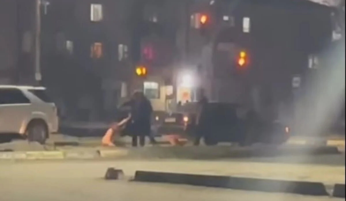 Мужчину избили на глазах у ребенка в Сатпаеве (ВИДЕО)