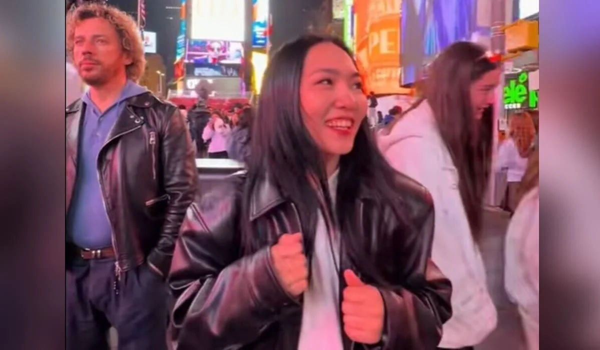 Казахстанская певица Yenlik случайно встретила Максима Галкина на Times Square (ВИДЕО)