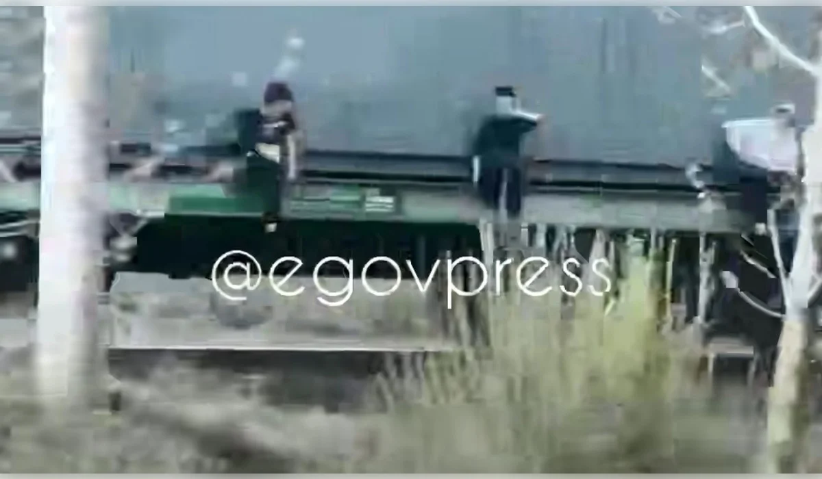 Смертельная игра: дети катались на поезде в Алматы, зацепившись за него (ВИДЕО)