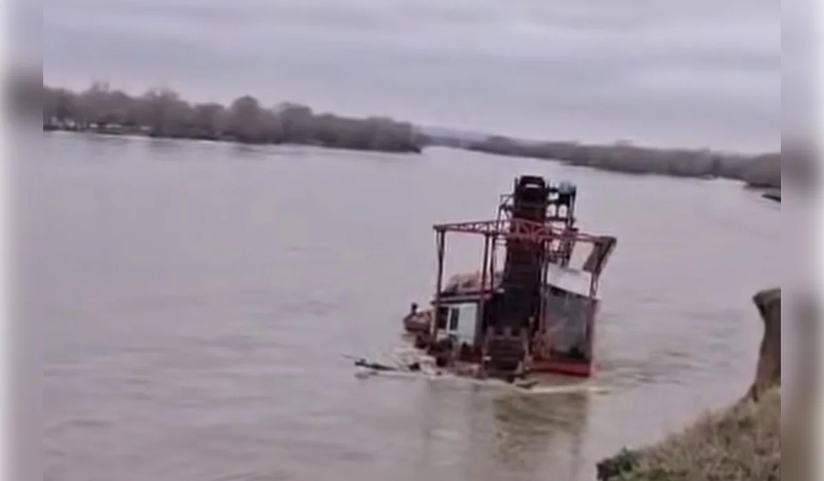 Жители ВКО жалуются на обрушение берега Иртыша (ВИДЕО)