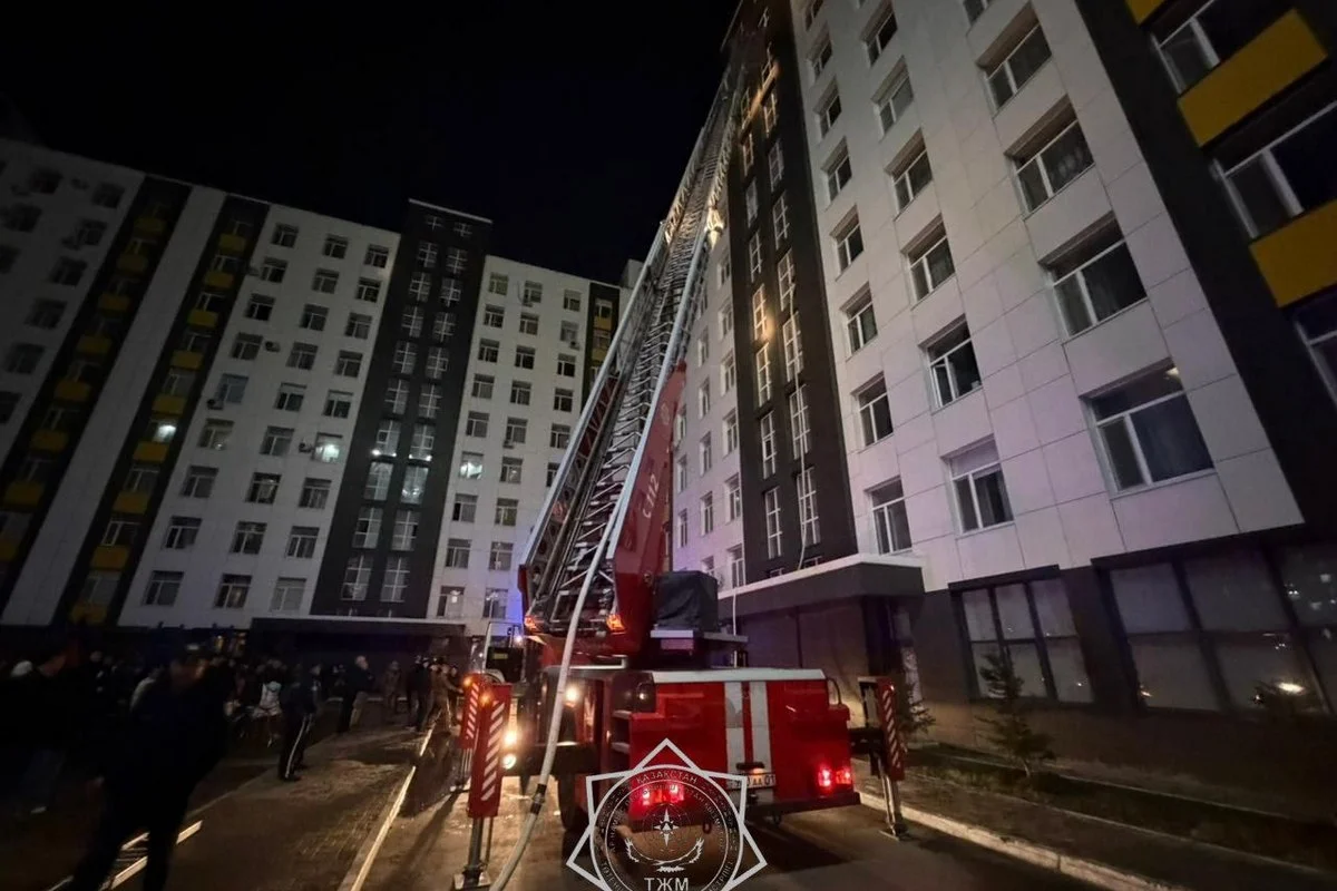 Электрощитовая с первого по десятый этажи горела в высотке Астаны: жильцов эвакуировали