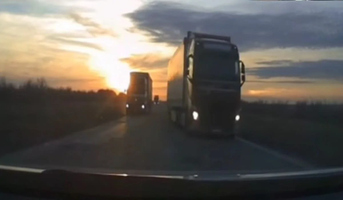 Чудом избежал смерти: водитель из Актюбинской области проскочил между фурами (ВИДЕО)