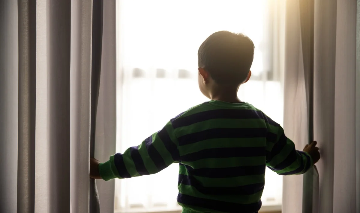 Пятилетний мальчик не выжил после падения из окна шестого этажа в Степногорске