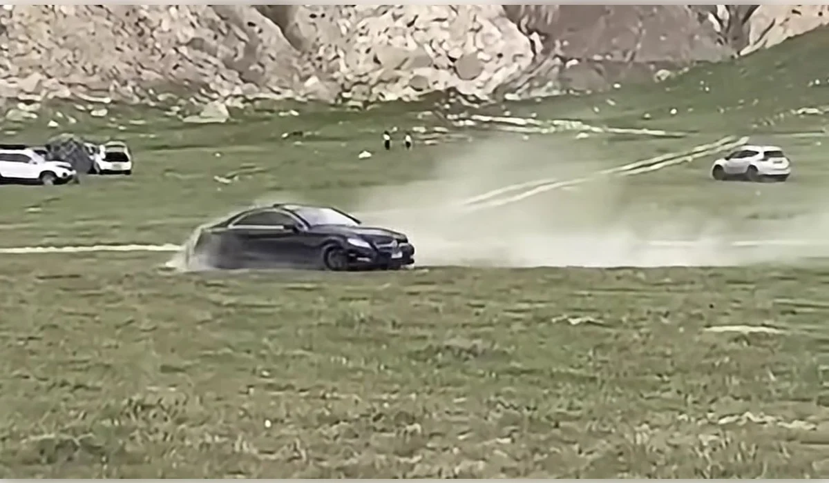 Туристы устроили дрифт в охраняемой Долине замков в Мангистау (ВИДЕО)