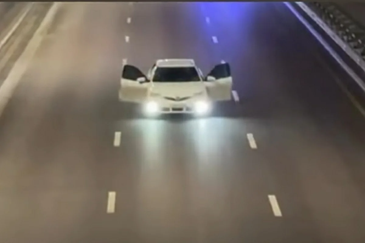 Авто с дверями настежь и громкой музыкой разъезжало по Аль-Фараби в Алматы (ВИДЕО)