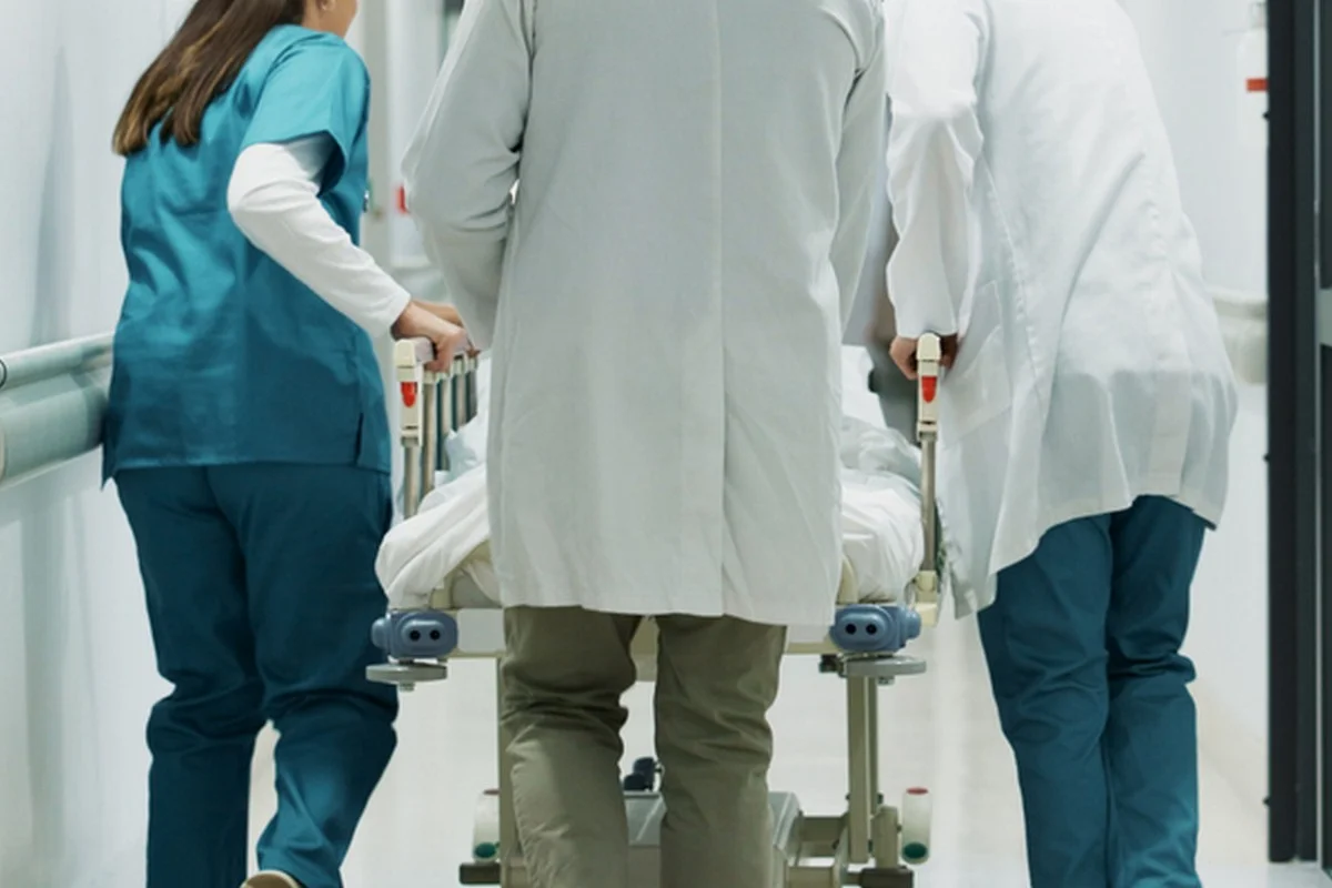 Десятиклассник лишился глаза после избиения в гимназии Тараза