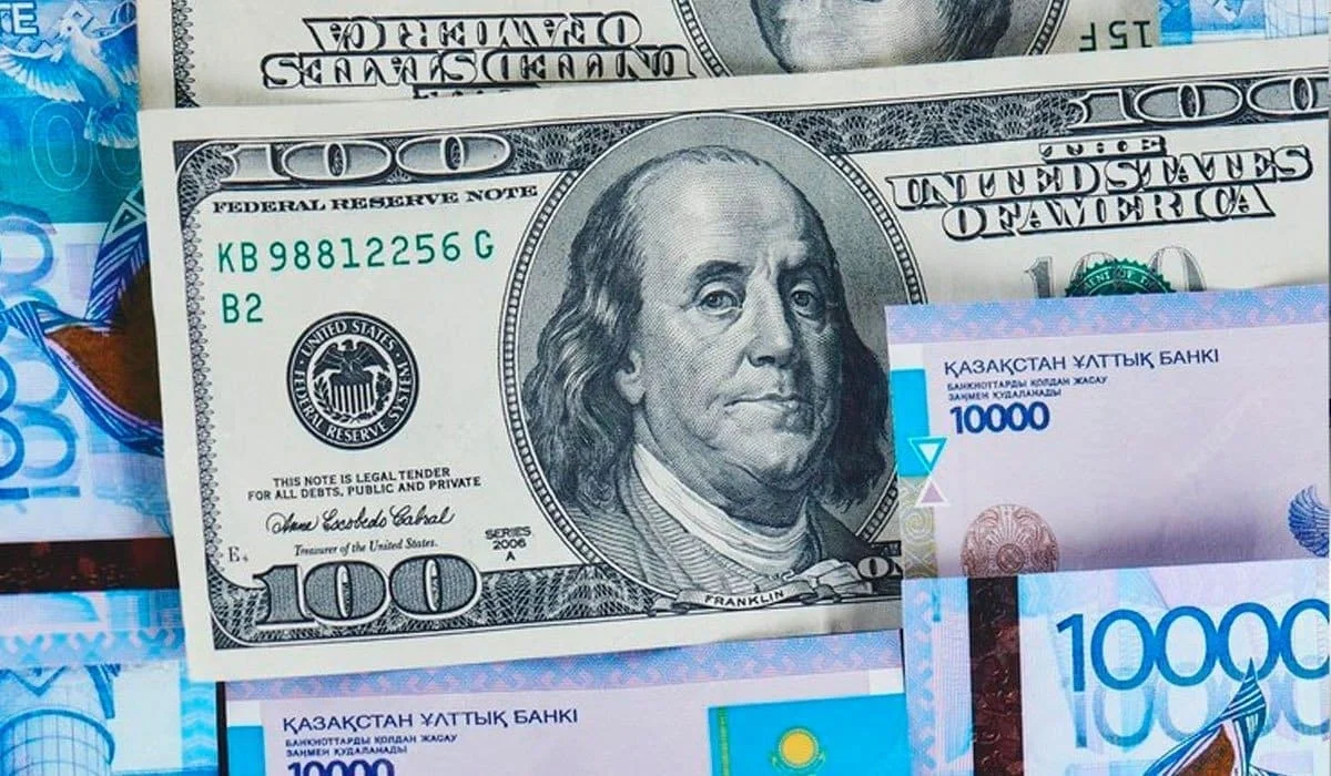 Как ослабление доллара отразится на тенге, объяснили в Нацбанке