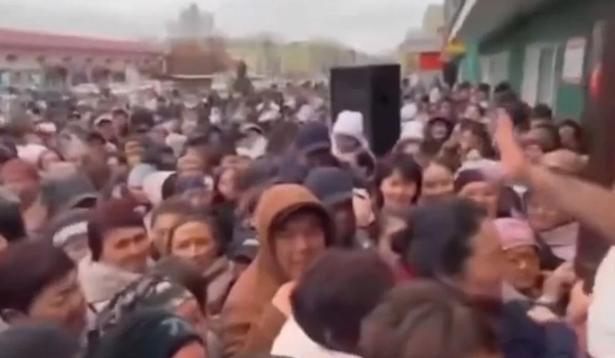 Давка из-за бесплатной еды: организатора акции арестовали в Усть-Каменогорске