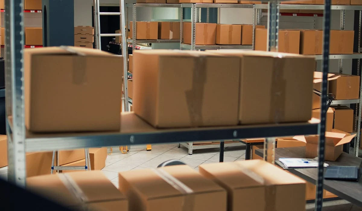 Заведующая складом скрывала хищения товаров на 102 млн тенге коробками и скотчем в Павлодаре