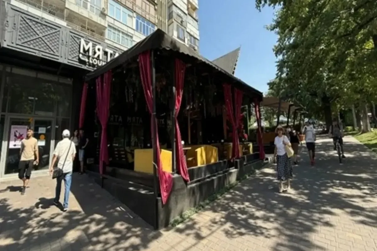 Летнюю террасу известного лаунж-бара снесли в центре Алматы