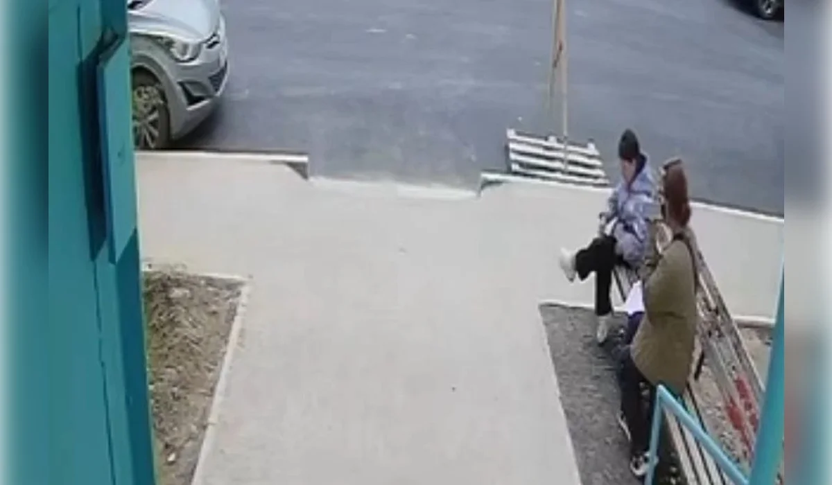 Женщина сняла золотые серьги с девочки прямо у подъезда в Актау (ВИДЕО)