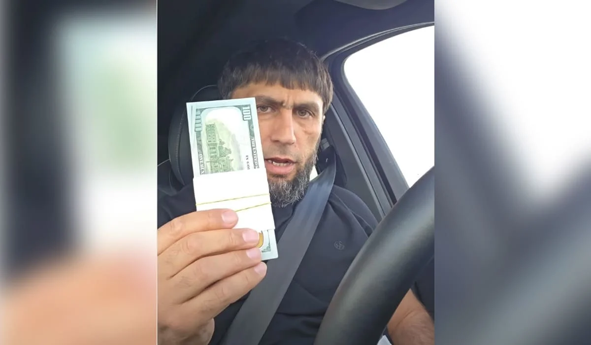 Пачка долларов из Казахстана: дагестанский активист получил неожиданную помощь (ВИДЕО)